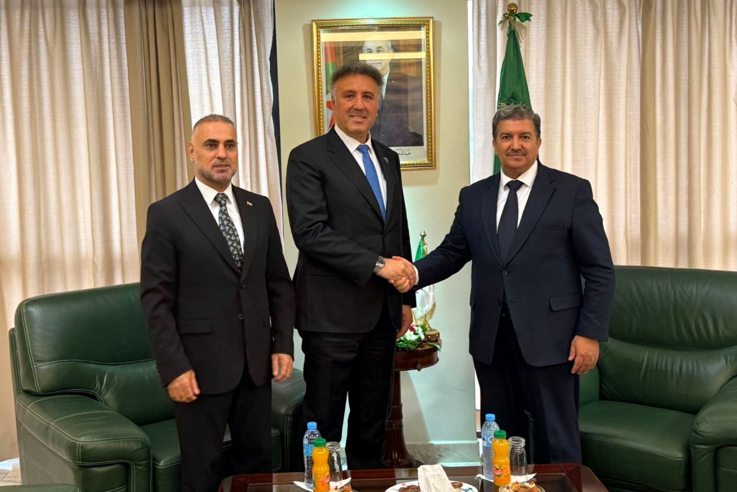  الوزير عساف خلال لقائه وزير الاتصال الجزائري زهير بوعمامة بحضور السفير فايز أبو عيطة